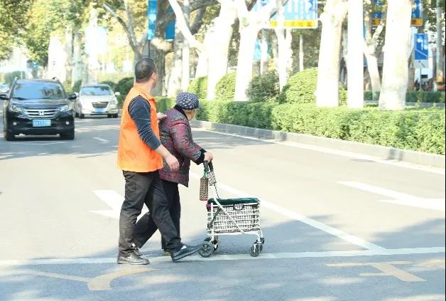 重陽(yáng)公益行 助老見(jiàn)溫情丨城投服務(wù)中心開(kāi)展公益志愿者服務(wù)活動(dòng)